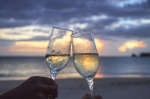 Les nouveaux mariés adorent passer leur lune de miel dans les îles paradisiaques.