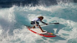 Un SUP dans une vague