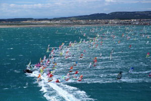 des centaines de planche à voile au départ 