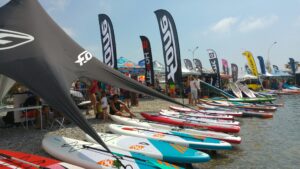 En image, un stand lors de la Riviera SUP Race