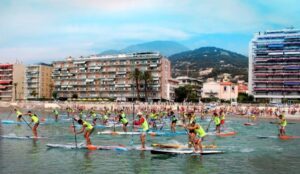 Une dizaine de SUP sur l'eau pendant la course