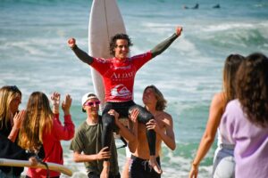 un surfer après sa victoire