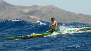 De nombreuses vagues rendent la navigation difficile